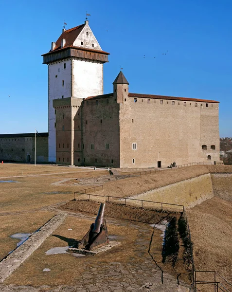 Narva, estland - herman castle am ufer des flusses, gegenüber der festung ivangorod. — Stockfoto