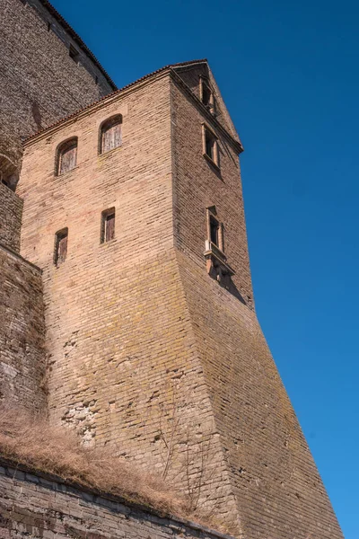 Narva, Estônia - Castelo de Herman nas margens do rio, em frente à fortaleza de Ivangorod. Close-up . — Fotografia de Stock