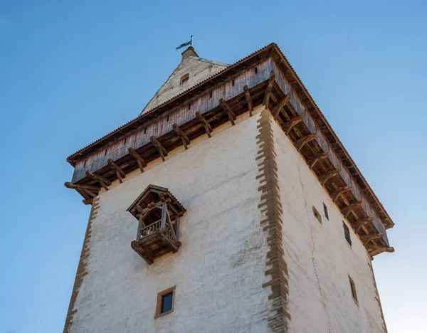 Narva, Estônia - Castelo de Herman nas margens do rio, em frente à fortaleza de Ivangorod. Close-up . — Fotografia de Stock