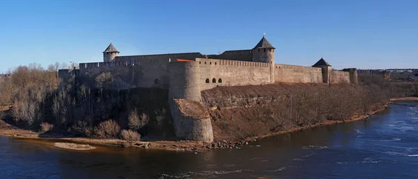 Ivangorod. antiga fortaleza na fronteira entre a Rússia e a Estónia — Fotografia de Stock