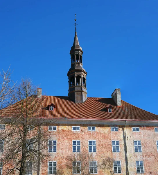 Narva. Estonsko. Old Town Hall Building a náměstí. — Stock fotografie