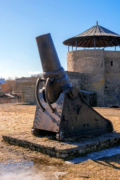 Velkorážná děla z dob první světové války. Prezentovány na území Narva hrad. Estonsko. — Stock fotografie