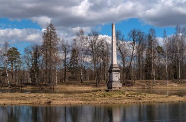 Gatchina palace Park Chesme dikilitaş. Leningrad region, Rusya Federasyonu