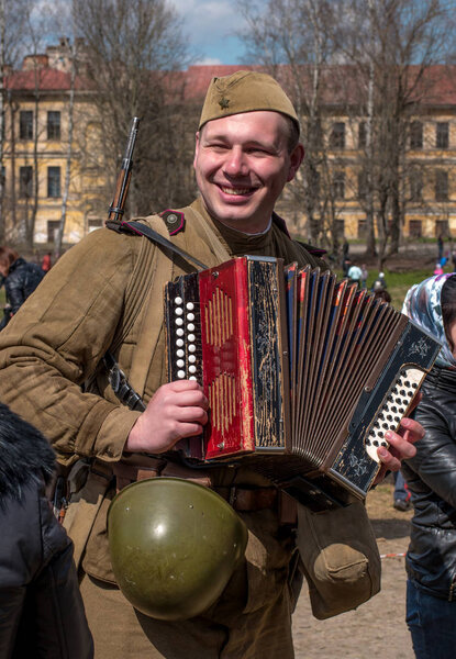 Гатчина, Россия - 7 мая 2017 года: Историческая реконструкция сражений Второй мировой войны
.