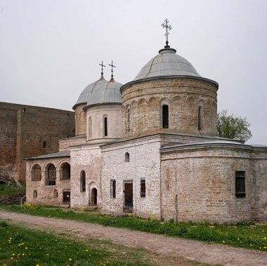 Ivangorod Rus Ortaçağ kalesinde. Estonya şehir Narva, St. Petersburg çok uzak olmayan karşısında yer alan. Aziz Nikolaos Kilisesi ve varsayım Katedrali.