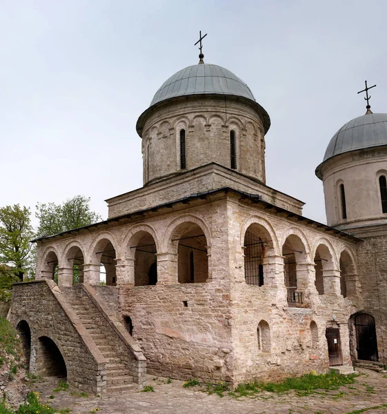 Russische mittelalterliche Burg in Ivangorod. gegenüber der estnischen stadt narva, nicht weit von st. petersburg. Übernahme-Kathedrale. — Stockfoto