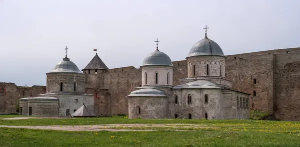 Castelo medieval russo em Ivangorod. Localizado em frente à cidade estoniana de Narva, não muito longe de São Petersburgo. Igreja de São Nicolau e a Catedral da Assunção . — Fotografia de Stock