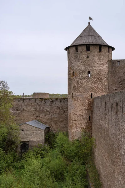 Castelo medieval russo em Ivangorod. Localizado em frente à cidade estoniana de Narva, não muito longe de São Petersburgo. Torre de vigia e muralha da fortaleza . — Fotografia de Stock