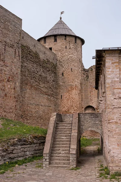 Castelo medieval russo em Ivangorod. Localizado em frente à cidade estoniana de Narva, não muito longe de São Petersburgo. Torre de vigia e escadaria para a Catedral da Assunção . — Fotografia de Stock