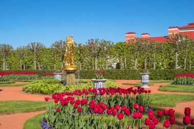 Çin Bahçe banyoda karmaşık. Petergof Sarayı'nın alt park. Saint-Petersburg, Rusya Federasyonu.