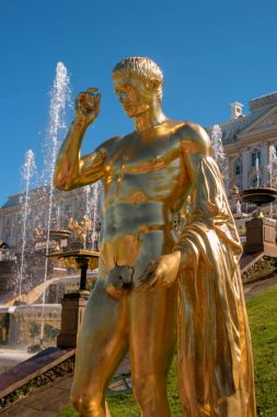 Büyük çağlayan. Birçok çeşmeler oluşur ve yaldızlı bronz heykeller ile süslüdür. Petergof, St. Petersburg, Rusya Federasyonu.