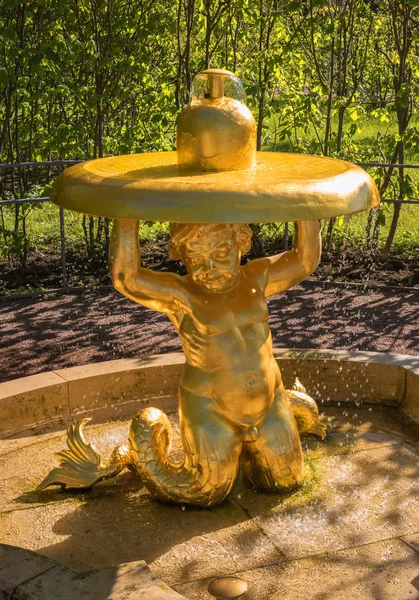 Fontaine sculpturale dans le Parc du Palais de Petergof. Saint-Pétersbourg. Russie . — Photo