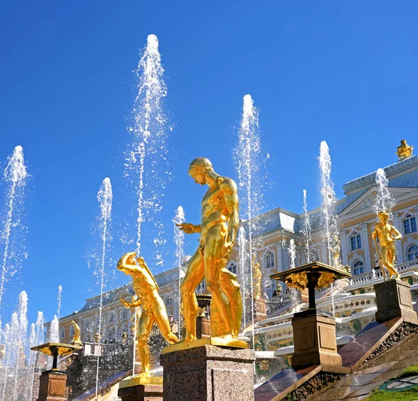 Gran cascada. Consta de muchas fuentes y está decorado con esculturas doradas de bronce. Petergof, San Petersburgo, Rusia . — Foto de Stock
