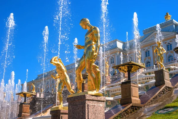 Grande cascata. É composto por muitas fontes e é decorado com esculturas douradas de bronze. Petergof, São Petersburgo, Rússia . — Fotografia de Stock