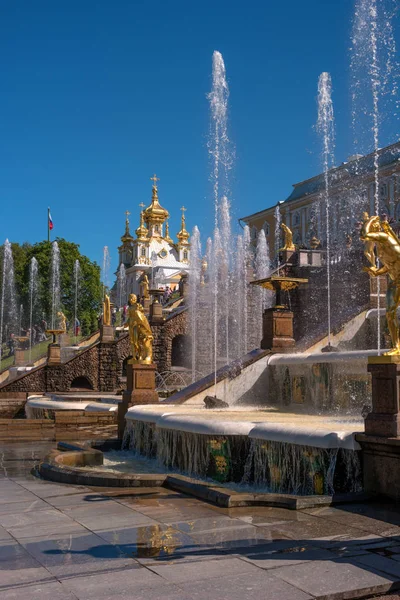 Grande cascade. Il se compose de nombreuses fontaines et est décoré de sculptures dorées en bronze. Petergof, Saint-Pétersbourg, Russie . — Photo