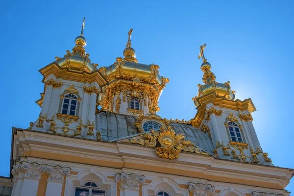 Купола церковного здания. Купола покрыты позолотой, увенчаны крестами. Петергоф, Россия — стоковое фото