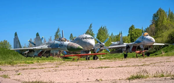 Pushkin, Rússia - 5 de junho de 2017: Cemitério de aeronaves antigas perto de São Petersburgo . — Fotografia de Stock