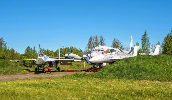 Poesjkin, Rusland - 5 juni 2017: Begraafplaats van oude vliegtuigen in de buurt van St. Petersburg. — Stockfoto