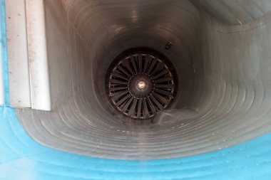 Turbofan jet motor modern düzlemde.