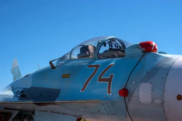 A cabine de um piloto de caça a jato de Sukhoi SU27M - para codificação da OTAN: Flanker-B . — Fotografia de Stock
