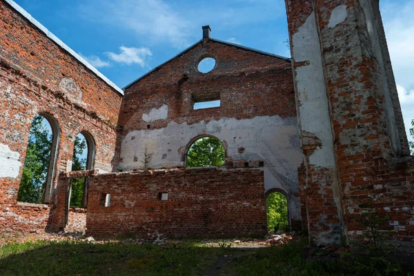 Руины лютеранской церкви Святого Яккима в Лахденпохья. Республика Карелия, Россия . — стоковое фото