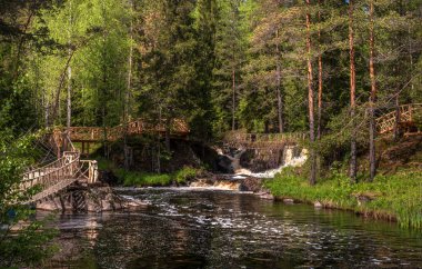 Şelale Tohmajoki Nehri üzerinde. Karelya, Rusya, Ruskeala Cumhuriyeti.