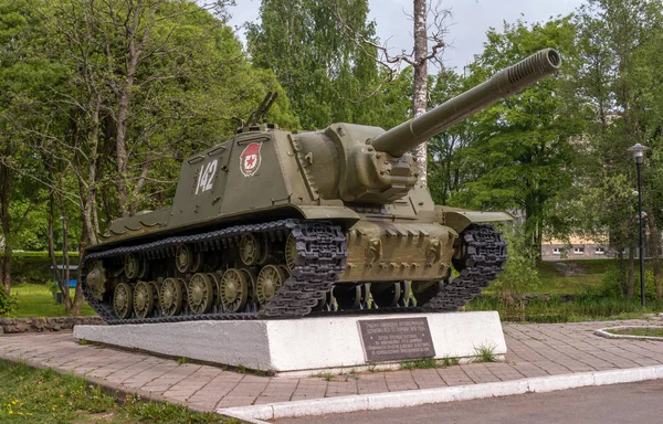 Priozersk, Republic of Karelia, Russia - June 12, 2017: a monument to the heavy self-propelled plant ISU-152. — Stock Photo, Image
