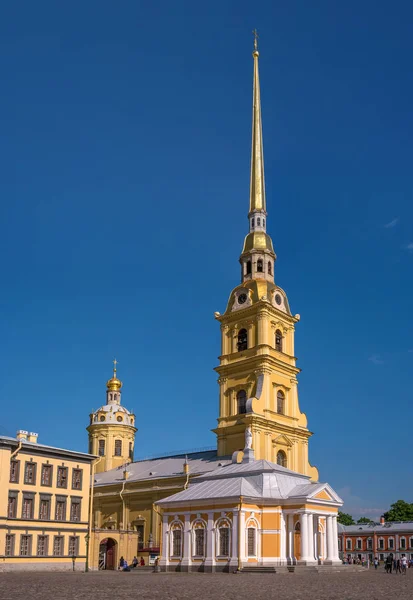 A Catedral de Pedro e Paulo na fortaleza de Pedro e Paulo. É a estrutura arquitetônica mais alta de São Petersburgo. Em primeiro plano é a casa do barco . — Fotografia de Stock