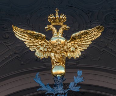 Saint Petersburg, Rusya - 30 Temmuz 2017: Altın iki başlı kartal devlet Hermitage Müzesi'nın üzerinde.