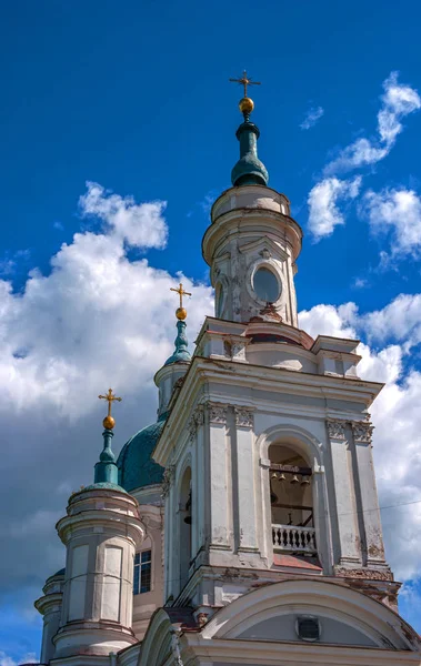 Las cúpulas de la iglesia ortodoxa rusa. Yamburg catedral de Santa Catalina en la ciudad de Kingisepp. Fue construido en 1764-1782 . —  Fotos de Stock