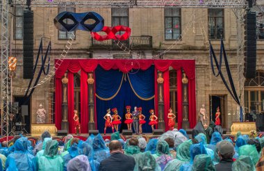 Gatchina, St. Petersburg, Rusya Federasyonu - 18 Haziran 2017: Bay X operet sahnesinden. Sunuyu Gatchina Sarayı - Rus İmparator Paul ikametgahı duvarlarının gerçekleşti ben.