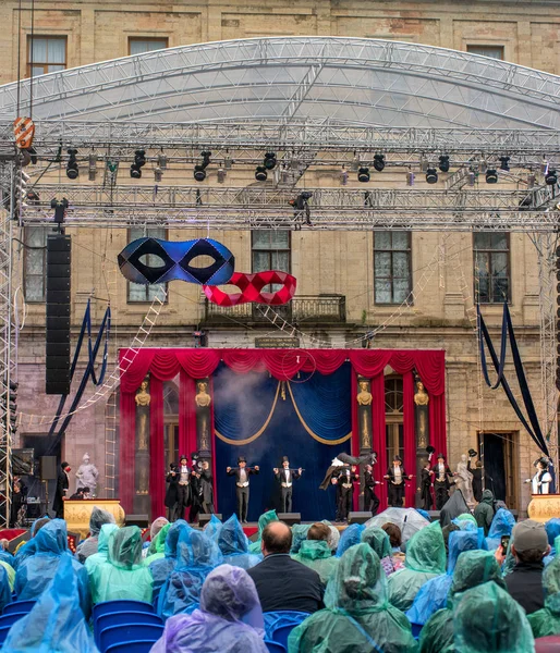 Gatchina, St. Petersburg, Rusya Federasyonu - 18 Haziran 2017: Bay X operet sahnesinden. Sunuyu Gatchina Sarayı - Rus İmparator Paul ikametgahı duvarlarının gerçekleşti ben.