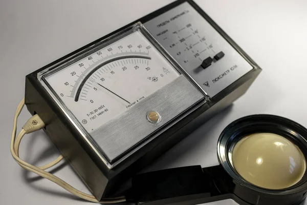 Lux meter voor het meten van de intensiteit van het licht op een lichte achtergrond. Sovjet-en-klare apparaat. Het bestaat uit een graadmeter van de wijzerplaat en een externe sensor. — Stockfoto
