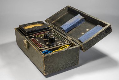 Ahşap durumda Vintage analog multimetre.