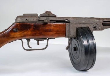 Hafif makineli tüfek ppsh-41 hafif bir arka plan üzerinde.