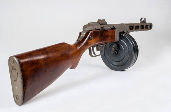 Пистолет-пулемет ppsh-41 на легком фоне
.