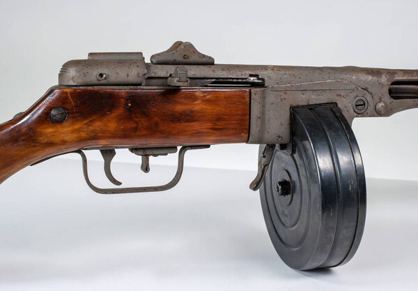 Пистолет-пулемет ppsh-41 на легком фоне
.