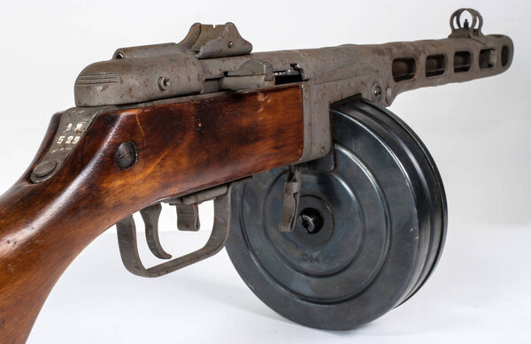 Пистолет-пулемет ppsh-41 на легком фоне
.