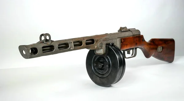 Hafif makineli tüfek ppsh-41 hafif bir arka plan üzerinde.