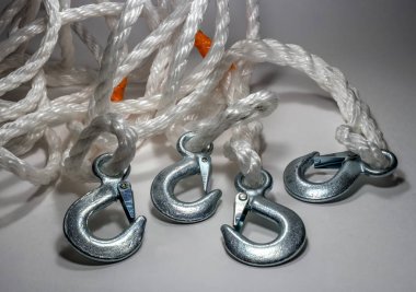 Hafif bir arka plan üzerinde kanca ile çekme halatı.