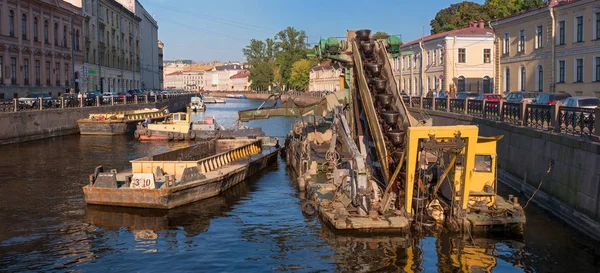 San Pietroburgo, Russia - 24 settembre 2017: Lavorare per approfondire il fondo nel canale del fiume urbano Moika . — Foto Stock