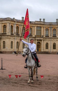 Gatchina, St. Petersburg, Rusya Federasyonu - 30 Eylül 2017: Sirk atı Kazaklar Gatchina Palace tören üzerinde İmparator Paul yıldönümü Rezervasyonun yapıldığı gün ben.