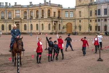Gatchina, St. Petersburg, Rusya Federasyonu - 30 Eylül 2017: Sirk atı Kazaklar Gatchina Palace tören üzerinde İmparator Paul yıldönümü Rezervasyonun yapıldığı gün ben.