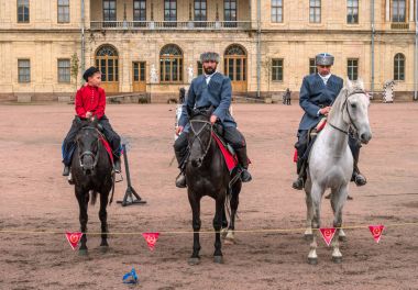 Gatchina, St. Petersburg, Rusya Federasyonu - 30 Eylül 2017: Sirk atı Kazaklar Gatchina Palace tören üzerinde İmparator Paul yıldönümü Rezervasyonun yapıldığı gün ben.