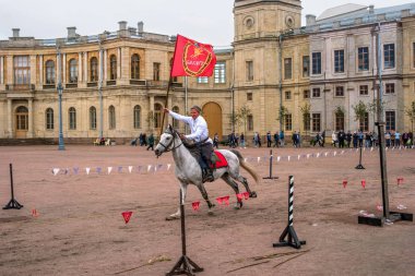 Gatchina, St. Petersburg, Rusya Federasyonu - 30 Eylül 2017: Sirk atı Kazaklar Gatchina Palace tören üzerinde İmparator Paul yıldönümü Rezervasyonun yapıldığı gün ben.