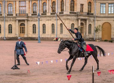 Gatchina, St. Petersburg, Rusya Federasyonu - 30 Eylül 2017: Sirk atı Kazaklar Gatchina Palace tören üzerinde İmparator Paul yıldönümü Rezervasyonun yapıldığı gün ben.