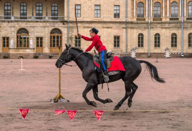 Gatchina, St. Petersburg, Rusya Federasyonu - 30 Eylül 2017: Sirk atı Kazaklar Gatchina Palace tören üzerinde İmparator Paul yıldönümü Rezervasyonun yapıldığı gün ben.