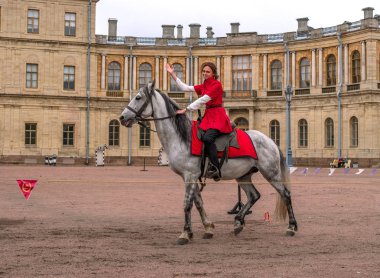 Gatchina, St. Petersburg, Rusya Federasyonu - 30 Eylül 2017: Sirk atı Kazaklar Gatchina Palace tören üzerinde İmparator Paul yıldönümü Rezervasyonun yapıldığı gün ben.
