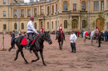Gatchina, St. Petersburg, Rusya Federasyonu - 30 Eylül 2017: Sirk atı Kazaklar Gatchina Palace tören üzerinde İmparator Paul yıldönümü Rezervasyonun yapıldığı gün ben.