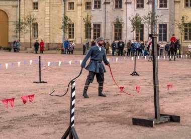 Gatchina, St. Petersburg, Rusya Federasyonu - 30 Eylül 2017: Sirk atı Kazaklar Gatchina Palace tören üzerinde İmparator Paul yıldönümü Rezervasyonun yapıldığı gün ben.